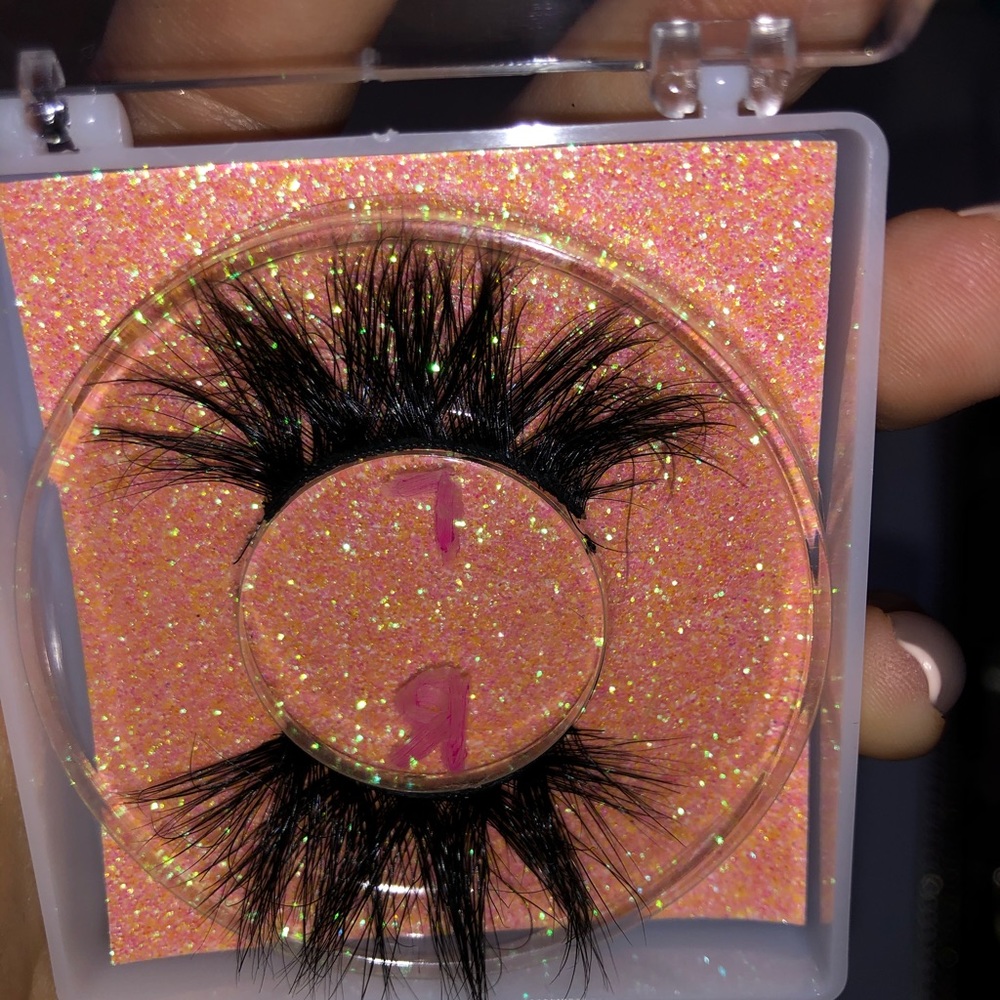 Lashes 5/$28 🔴 - Picture 2 of 3